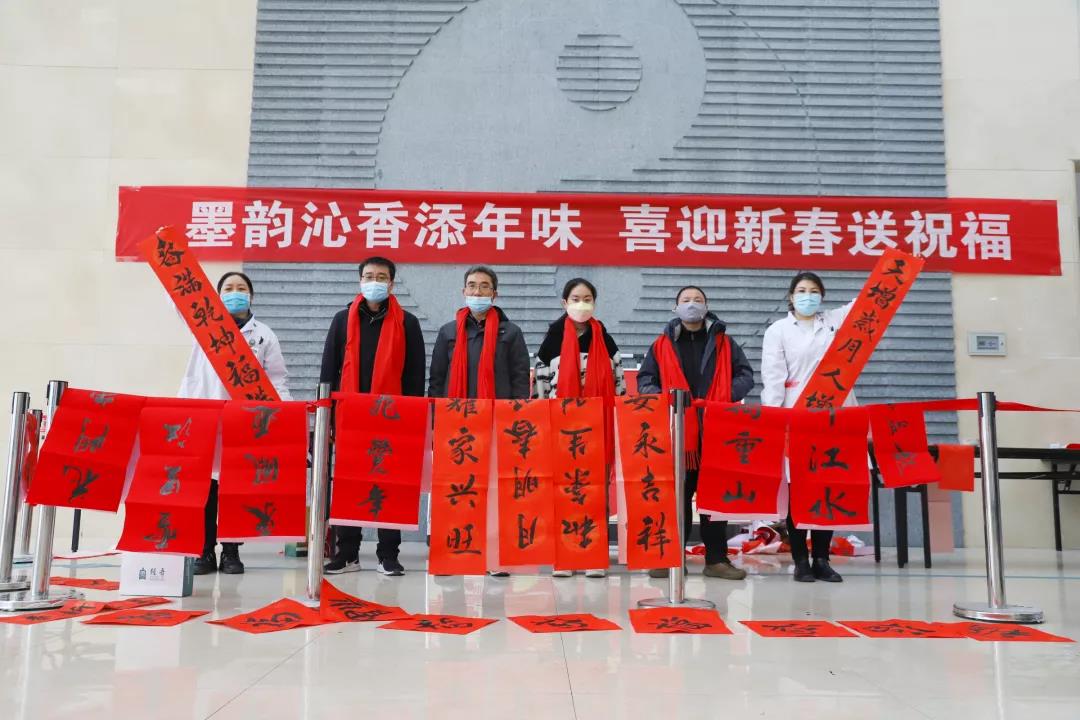【翰墨迎春】宿遷市書(shū)法家協(xié)會(huì)書(shū)法家走進(jìn)市鐘吾醫(yī)院寫(xiě)春聯(lián)、送祝福(圖6)
